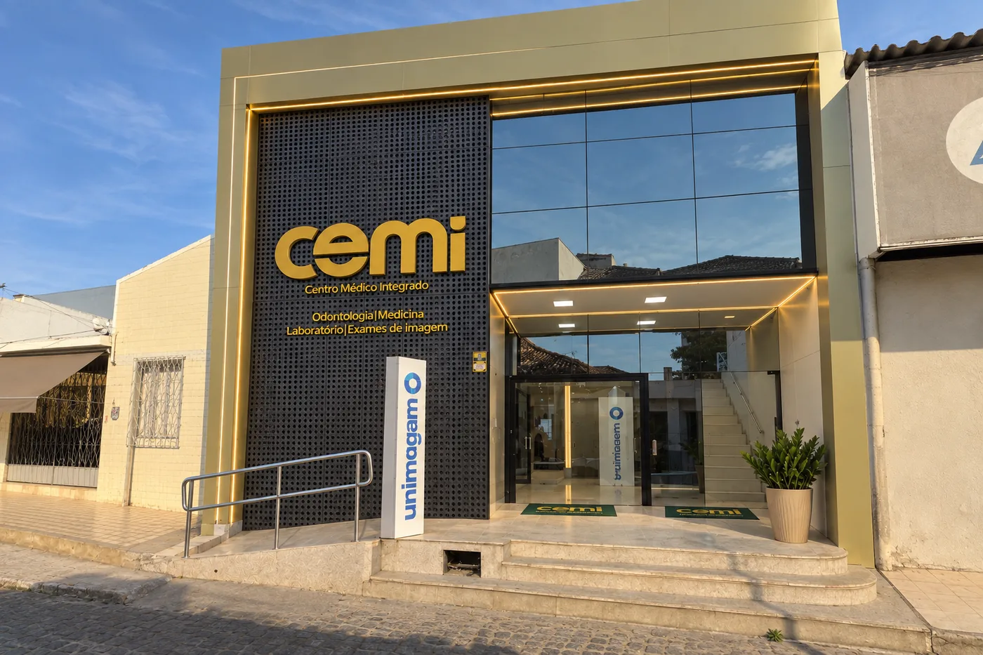 Fachada completa da CEMI vista da rua, com a logo em dourado
