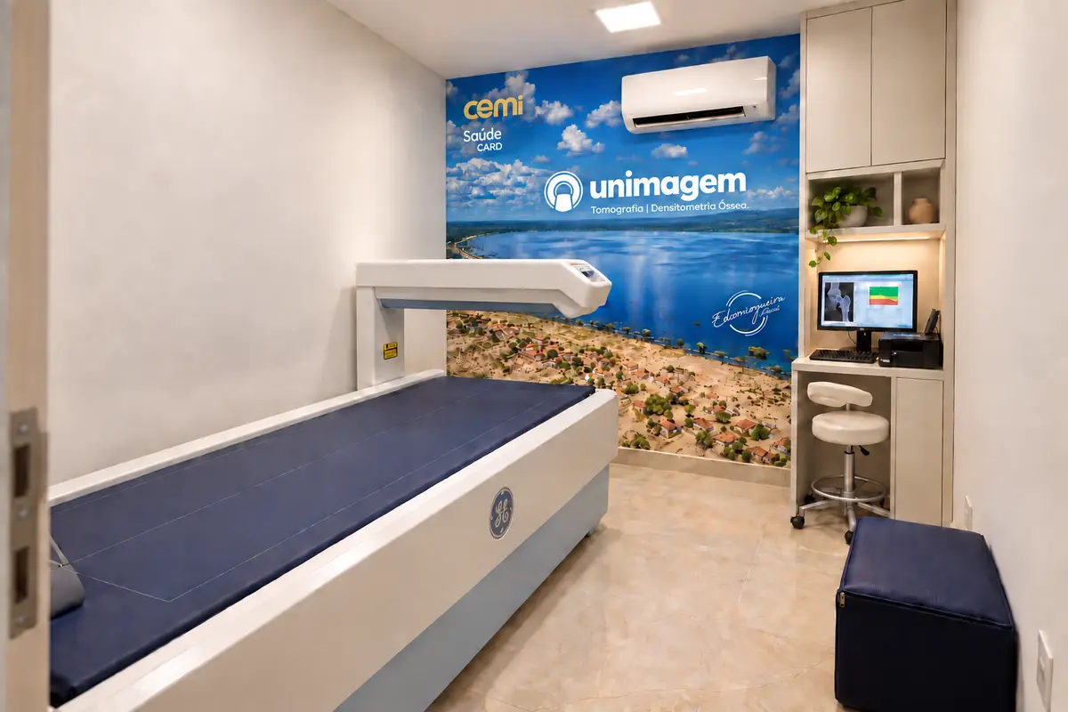 Sala de densitometria óssea da Unimagem com equipamento GE e painel do Pantanal baiano