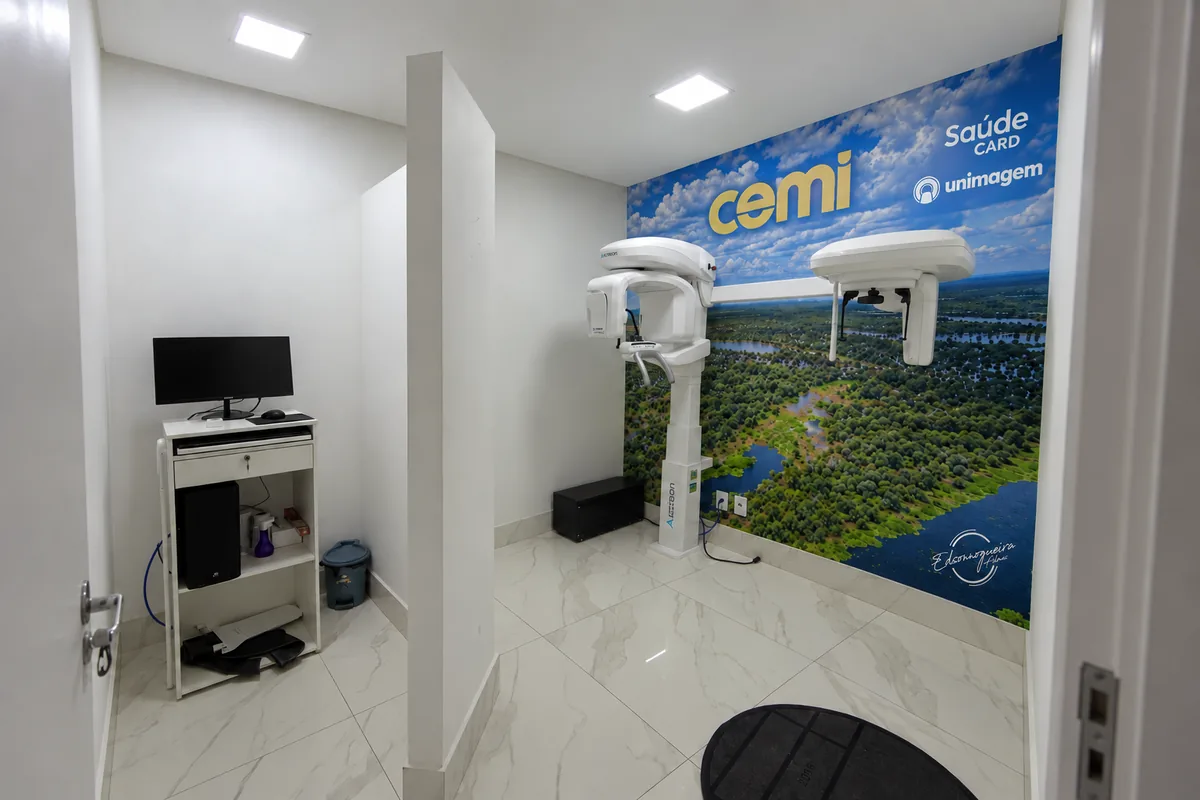 Sala de raio-X panorâmico e telerradiografia da CEMI vista da porta