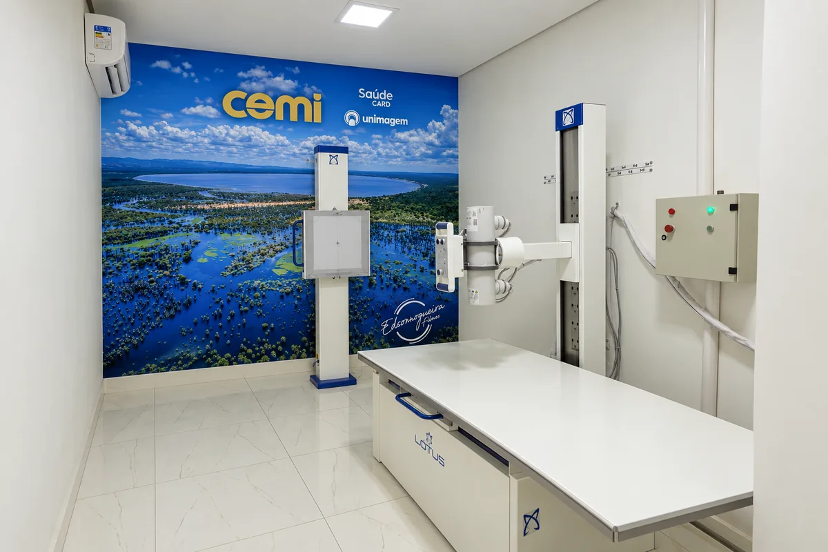 Sala de raio-X digital da CEMI com mural do Pantanal e logos CEMI, Saúde Card e Unimagem