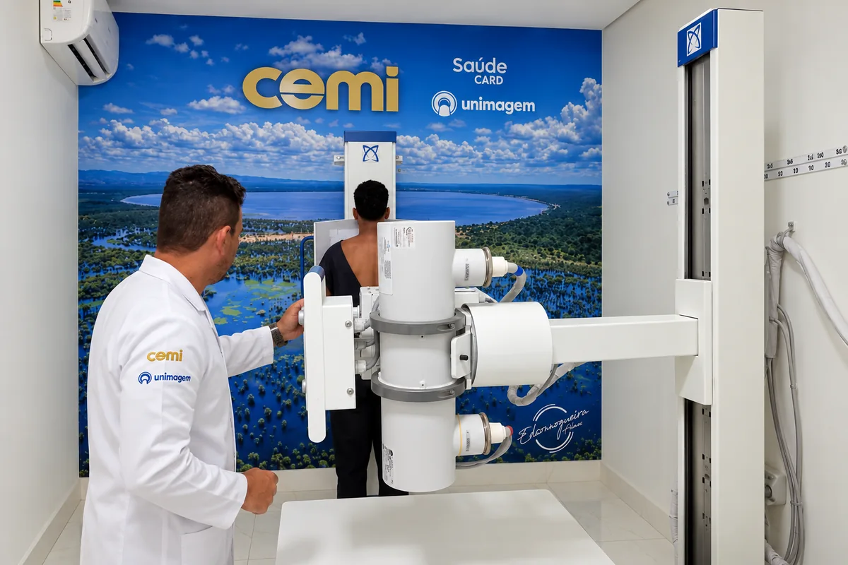 Técnico da CEMI posicionando o raio-X digital para exame de tórax em pé