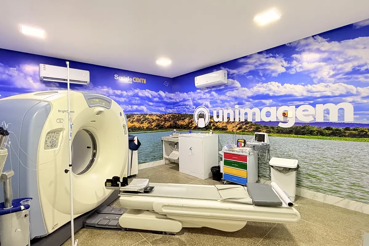 Sala de tomografia da Unimagem dentro da CEMI, com tomógrafo GE BrightSpeed